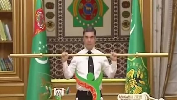 Президент Туркменистана поднял золотую штангу под аплодисменты членов правительства - Sputnik Таджикистан