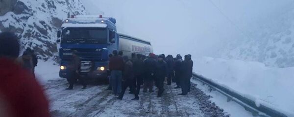 Садама дар роҳи Душанбе - Чаноқ боиси танбашавии мошинҳо шудааст - Sputnik Тоҷикистон