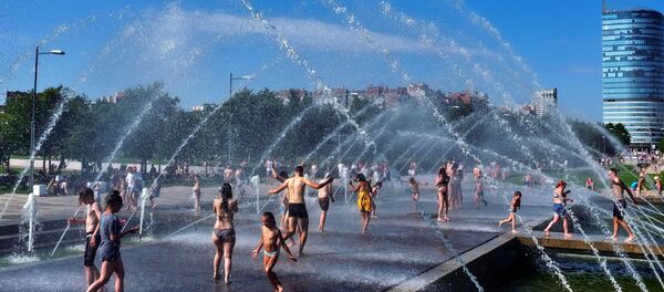 Горожане спасаются от жары в фонтане, архивное фото - Sputnik Таджикистан