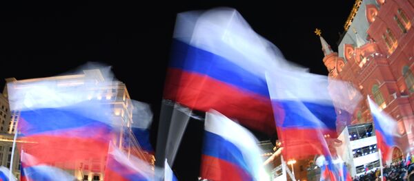 Люди с российскими флагами, архивное фото - Sputnik Таджикистан