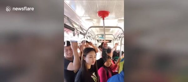 Девушка в автобусе - Sputnik Таджикистан