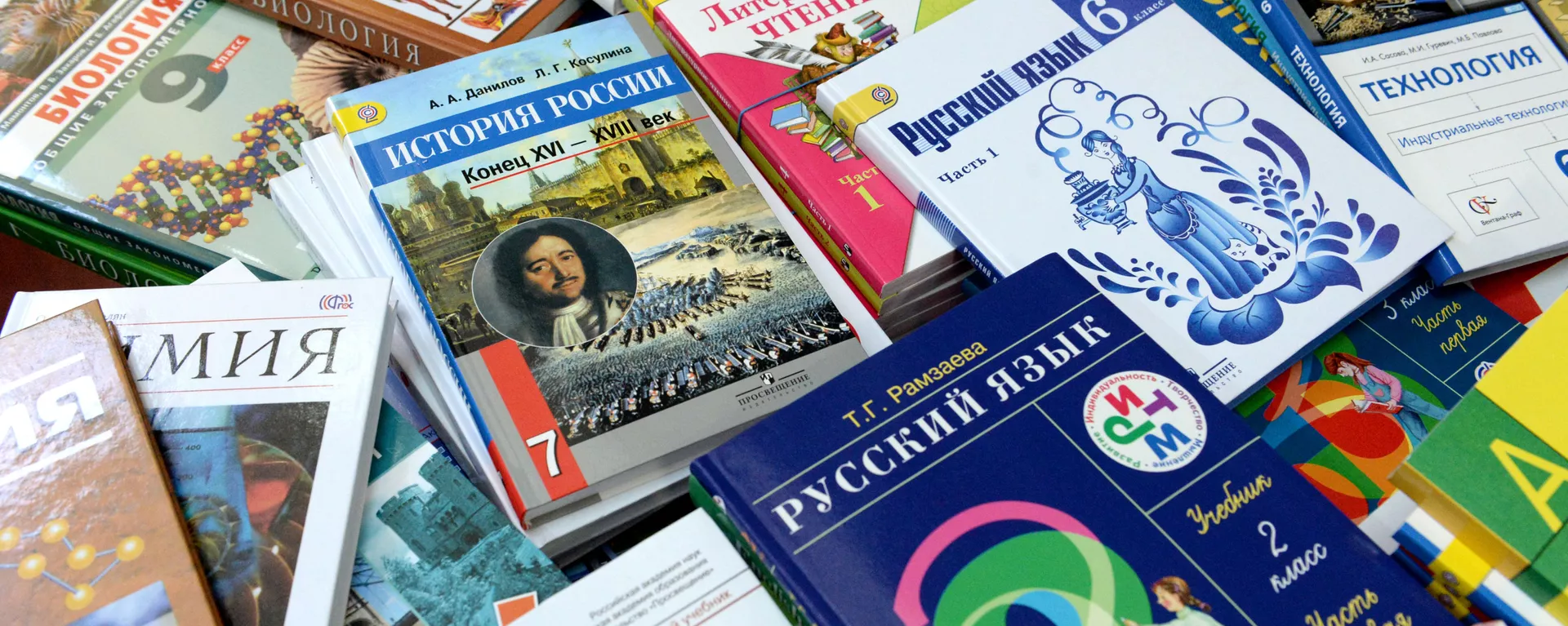 Учебники для русскоязычных школ в Российско-Таджикском (славянском) университете. - Sputnik Тоҷикистон, 1920, 25.09.2021