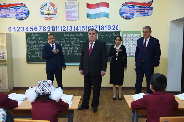 Эмомалӣ Раҳмон дар ноҳияи Данғара дар арафаи рӯзи Сарқонун як қатор иншоот ифтитоҳ намуд Эмомалӣ Раҳмон дар ноҳияи Данғара дар арафаи рӯзи Сарқонун як қатор иншоот ифтитоҳ намуд - Sputnik Тоҷикистон