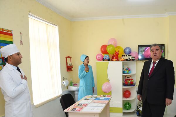 Эмомалӣ Раҳмон дар ноҳияи Данғара дар арафаи рӯзи Сарқонун як қатор иншоот ифтитоҳ намуд Эмомалӣ Раҳмон дар ноҳияи Данғара дар арафаи рӯзи Сарқонун як қатор иншоот ифтитоҳ намуд - Sputnik Тоҷикистон