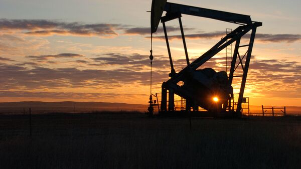 Нефтяной насос на закате, архивное фото  - Sputnik Таджикистан