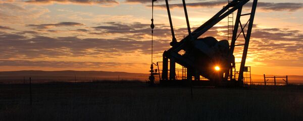 Нефтяной насос на закате, архивное фото  - Sputnik Таджикистан