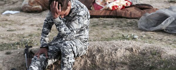 Полицейский на месте массового захоронения, архивное фото  - Sputnik Тоҷикистон