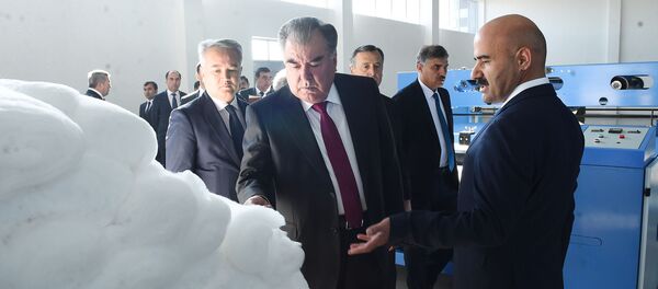 Эмомалӣ Раҳмон ҳангоми ифтитоҳи корхонаи Фарм Текс дар Данғара - Sputnik Тоҷикистон