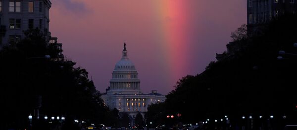 Радуга над зданием Капитолия в Вашингтоне в день голосования на промежуточных выборах в конгресс США. 6 ноября 2018 - Sputnik Таджикистан