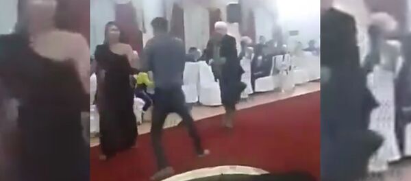 Аксакал в Кыргызстане прогнал с танцпола веселящуюся парочку - Sputnik Таджикистан