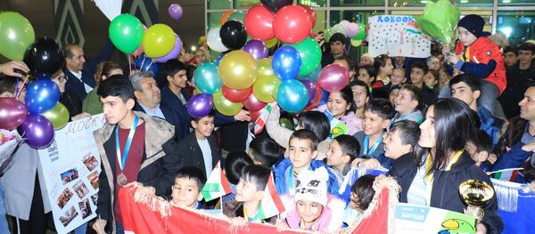 Хонандаҳоҳои тоҷик дар озмуни байналхалқии GeniusKids-2018 дар Маскав 35 медал гирифтанд - Sputnik Тоҷикистон