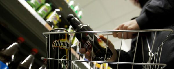 Подросток покупает энергетические напитки Подросток покупает энергетические напитки - Sputnik Таджикистан