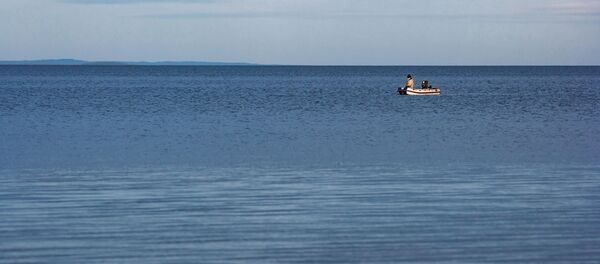 Рыбак ловит рыбу в Онежском озере в Карелии Рыбак ловит рыбу в Онежском озере в Карелии - Sputnik Таджикистан