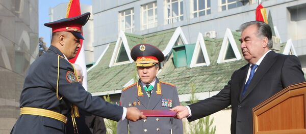 Церемония присвоения очередных званий сотрудникам милиции Церемония присвоения очередных званий сотрудникам милиции - Sputnik Тоҷикистон