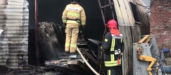 Сотрудники МЧС РФ тушат пожар в ангаре на заводе Ростсельмаш в Ростове-на-Дону, архивное фото Сотрудники МЧС РФ тушат пожар в ангаре на заводе Ростсельмаш в Ростове-на-Дону, архивное фото - Sputnik Таджикистан