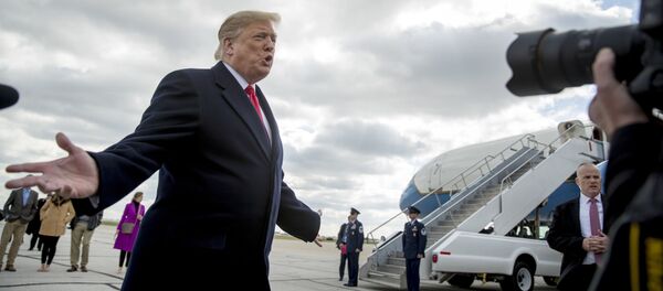 Президент США Дональд Трамп беседует с журналистами. Архивное фото - Sputnik Таджикистан