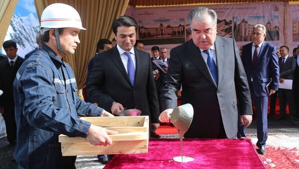 Рахмон и Рустам Эмомали дали старт строительству 7 новых школ в Душанбе - Sputnik Таджикистан