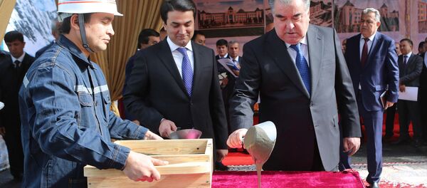 Рахмон и Рустам Эмомали дали старт строительству 7 новых школ в Душанбе Рахмон и Рустам Эмомали дали старт строительству 7 новых школ в Душанбе - Sputnik Тоҷикистон