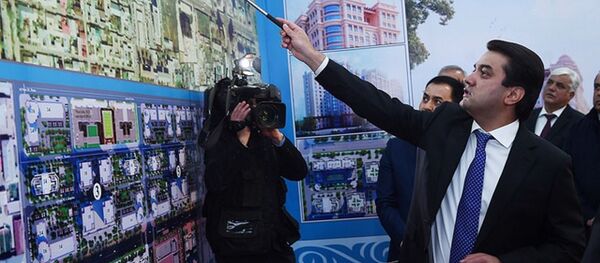 Рустами Эмомалӣ, раиси шаҳри Душанбе ҳангоми муаррифии лоиҳаи кӯчаи Айнӣ - Sputnik Таджикистан