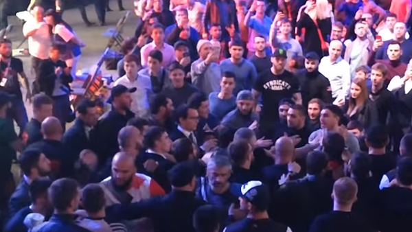 В Сети появилось видео массовой драки на турнире ММА в Москве - Sputnik Таджикистан
