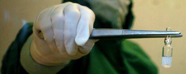 Медицинский работник держит ампулу, архивное фото Медицинский работник держит ампулу, архивное фото - Sputnik Таджикистан