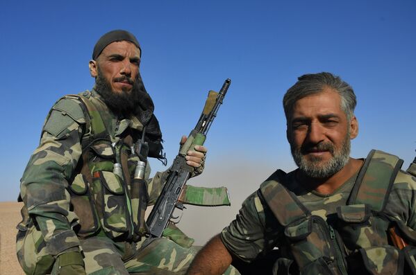 Бойцы сирийского ополчения, архивное фото - Sputnik Таджикистан