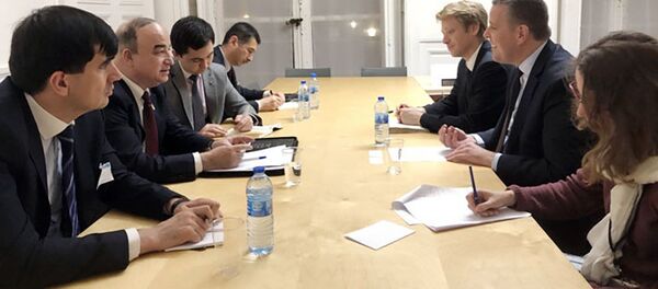 Встреча главы парламента Таджикистана с главой межпарламентской группы дружбы Франции и ЦА Французского парламента Встреча главы парламента Таджикистана с главой межпарламентской группы дружбы Франции и ЦА Французского парламента - Sputnik Тоҷикистон