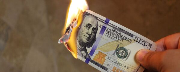 Сжигание стодолларовой купюры, архивное фото Сжигание стодолларовой купюры, архивное фото - Sputnik Таджикистан