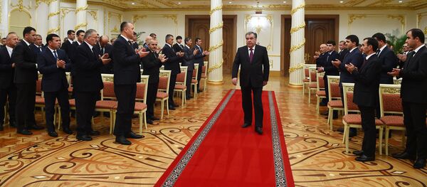 Эмомали Рахмон вручил награды строителям Рогунской ГЭС - Sputnik Тоҷикистон