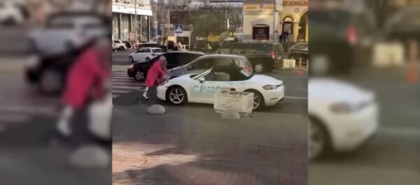 Блондинка с топором набросилась на Porsche - Sputnik Таджикистан