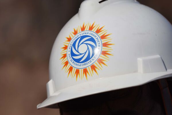 Каска сотрудника Рогунской ГЭС - Sputnik Таджикистан