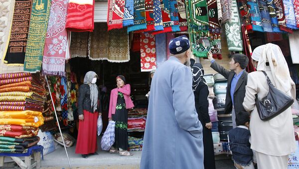 Уйгурские мусульмане выбирают молельные коврики на рынке в Хотане - Sputnik Таджикистан