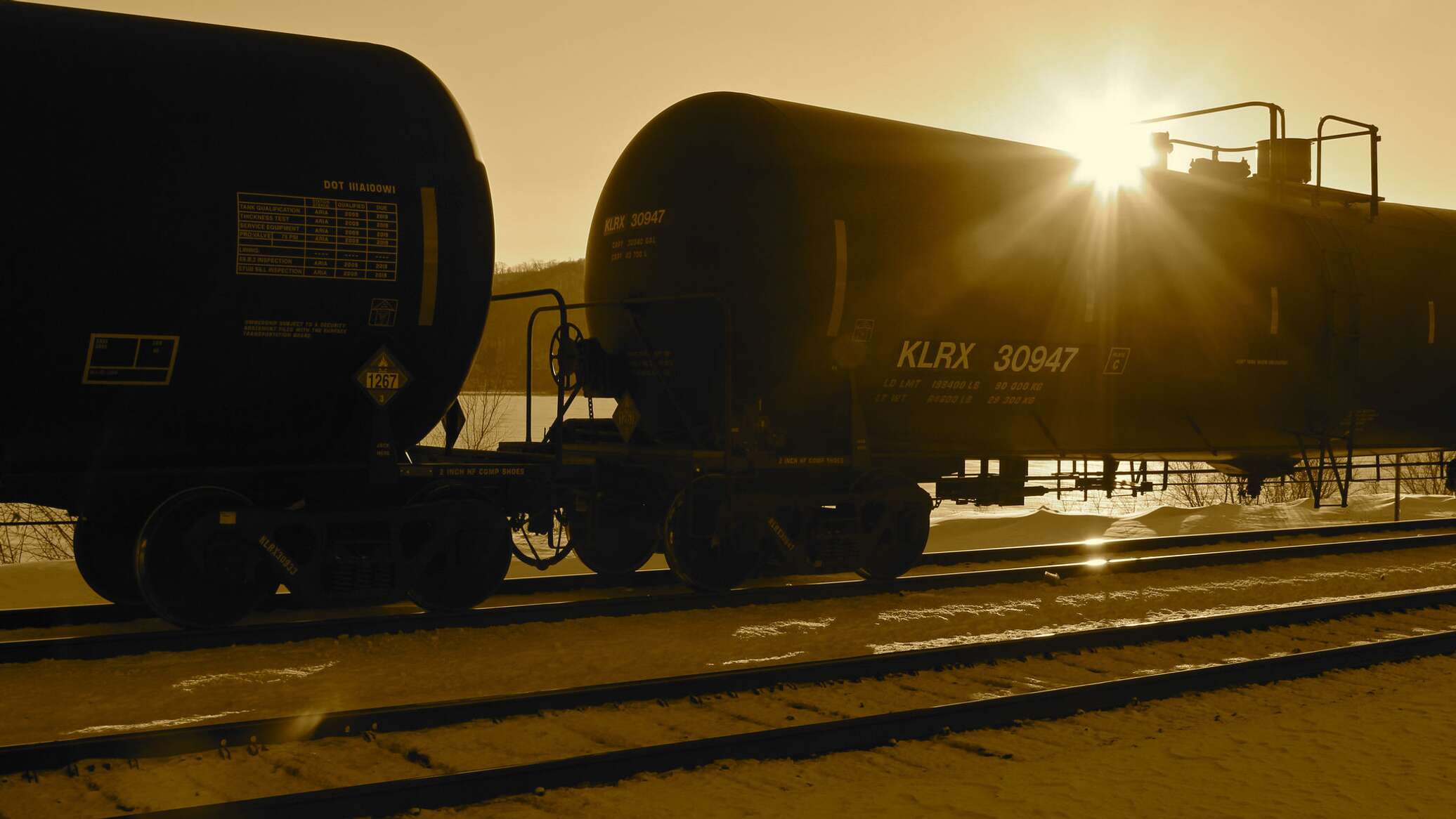 Толибон*: Беш аз 170 тонн сӯзишвории "бекайфият" ба Ӯзбекистон ...