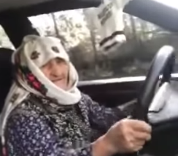 Пенсионерка из Таджикистана за рулем - Sputnik Таджикистан