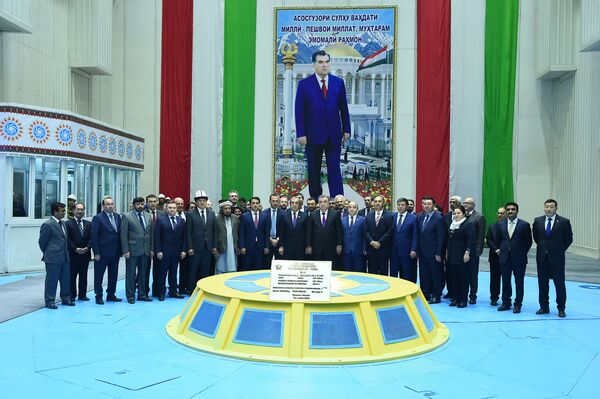 Президент Таджикистана Эмомали Рахмон запустил работу первого агрегата Рогунской ГЭС - Sputnik Таджикистан