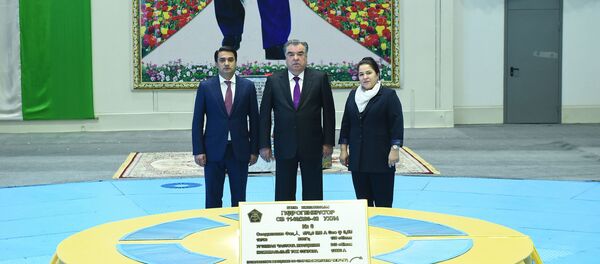 Эмомалӣ Раҳмон, раисиҷумҳури Тоҷикистон ҳамроҳи фарзандонаш дар НБО Роғун - Sputnik Тоҷикистон