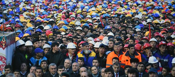 Строители на церемонии в честь запуска первого агрегата Рогунской ГЭС - Sputnik Тоҷикистон