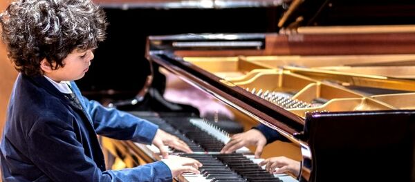 Юный таджикский музыкант Самир Абдураззаков завоевал награду на гала-концерте Florida Keys - Sputnik Таджикистан