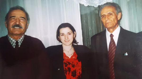 Народный поэт Таджикистана Бозор Собир и народный поэт Таджикистана Муъмин Каноат и внучка Муъмин Каноата Шахноз Комилзода - Sputnik Тоҷикистон