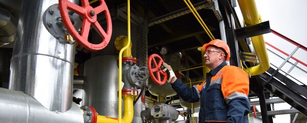 Сотрудник газодобывающего предприятия, архивное фото - Sputnik Таджикистан