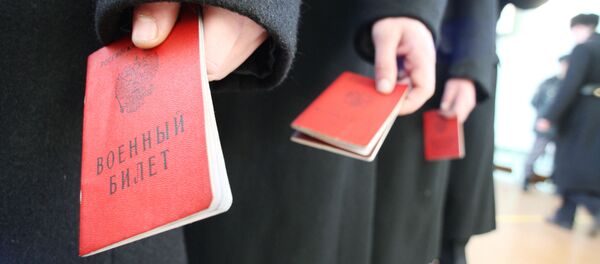 Военнослужащие с военными билетами, архивное фото - Sputnik Тоҷикистон