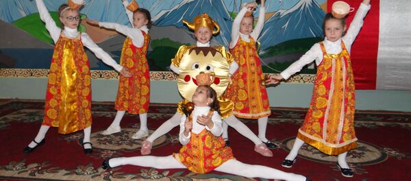 Дети воскресной школы 201-й РВБ дали концерт в доме для престарелых и инвалидов в Турсунзаде - Sputnik Таджикистан