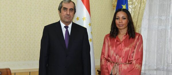 Махмадсаид Убайдуллоев с госпожой послом представительства ЕС Мэрилин Йосефсон  - Sputnik Таджикистан