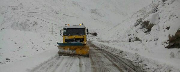 Грузовой автомобиль расчищает дорогу от снега в Таджикистане  - Sputnik Тоҷикистон