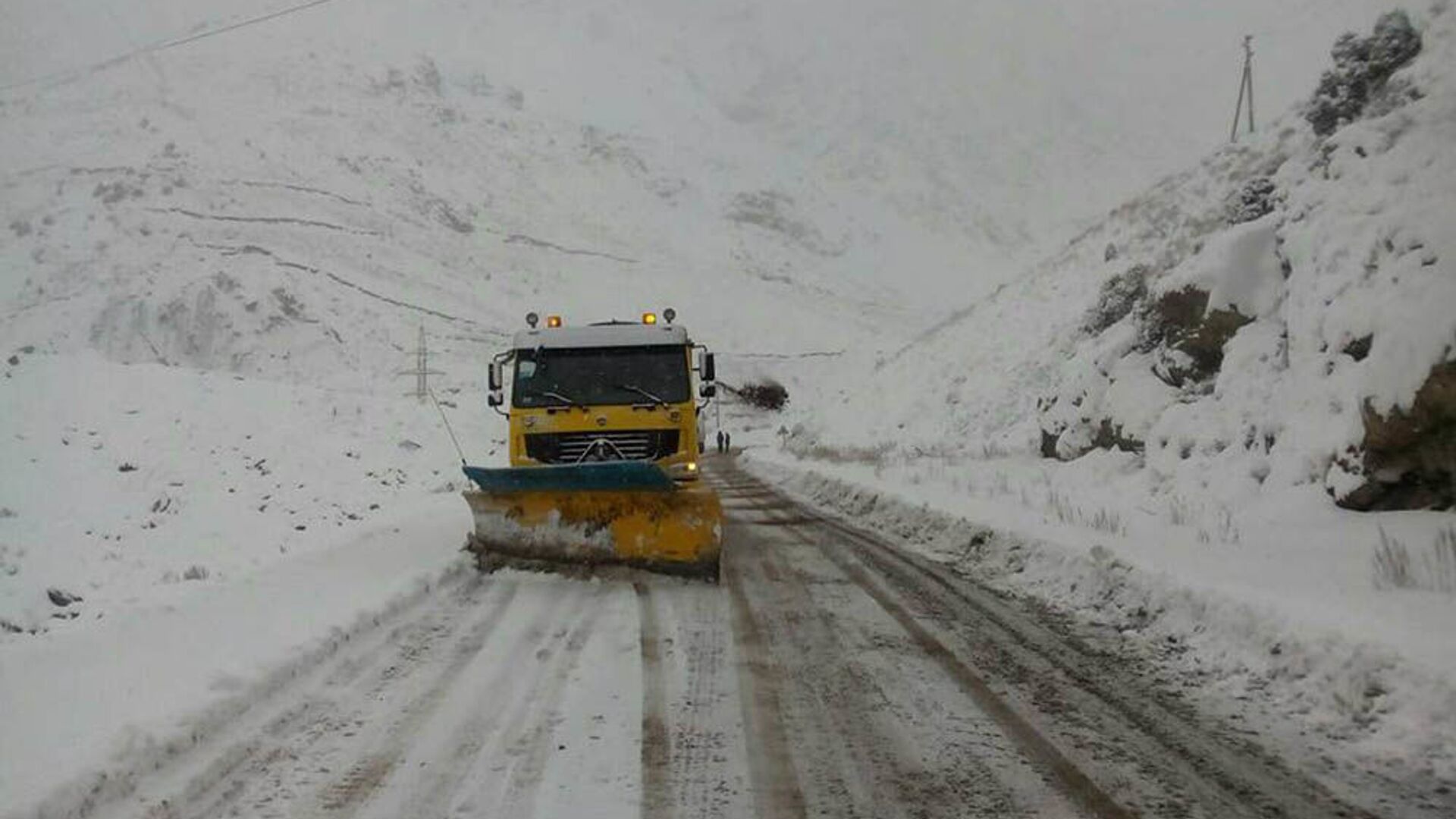 Грузовой автомобиль расчищает дорогу от снега в Таджикистане  - Sputnik Таджикистан, 1920, 09.03.2022
