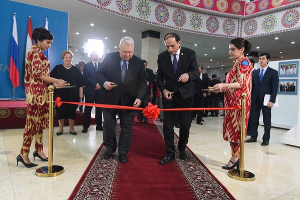В Душанбе открылась выставка Таджикистан и Россия: по пути дружбы и созидания - Sputnik Таджикистан