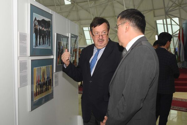 Посол России Игорь Лякин-Фролов на выставке Таджикистан и Россия: по пути дружбы и созидания - Sputnik Таджикистан