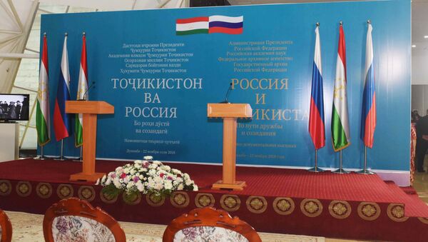 Сцена на выставке Таджикистан и Россия: по пути дружбы и созидания - Sputnik Таджикистан