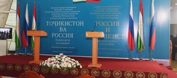 Сцена на выставке Таджикистан и Россия: по пути дружбы и созидания Сцена на выставке Таджикистан и Россия: по пути дружбы и созидания - Sputnik Таджикистан