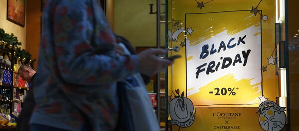 Витрина магазина с вывеской Черная пятница - Sputnik Таджикистан